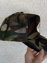 Load image into Gallery viewer, Camo Robin Racing Patch Hat
